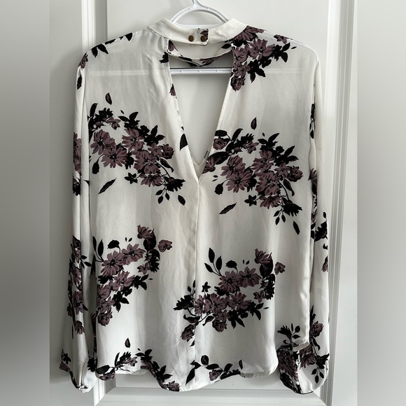 Dynamite Keyhole Blouse - Picture 2 of 3